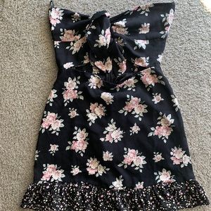 Lulu's Dresses - Lulus strapless, flower dress. Lulu's Dresses - Lulus strapless, flower dress.